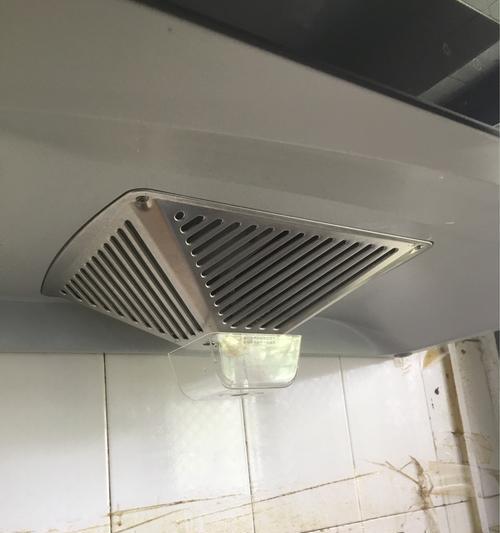 如何清洗油烟机下面的油垢（简单易行的清洗方法和技巧）