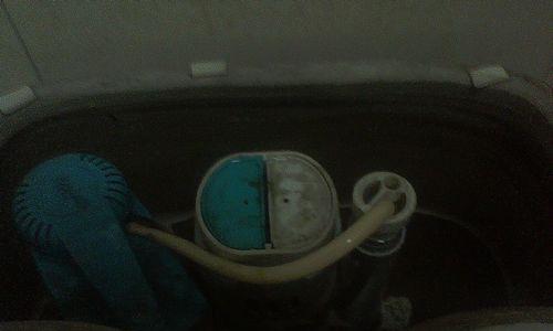 马桶水箱一直流水的修理方法（解决马桶水箱持续流水问题）