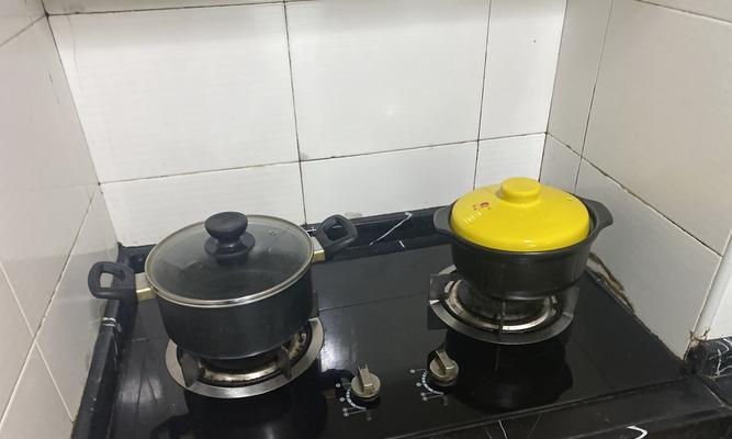 燃气灶内部清洗方法（简单易行的清洁技巧）
