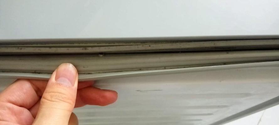 如何清洗冰箱密封条，让它焕然一新（简单有效的清洗方法）