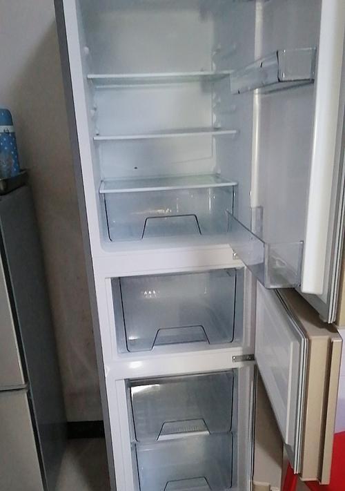 冰箱漏电故障修复方法（解决冰箱漏电问题的实用技巧）