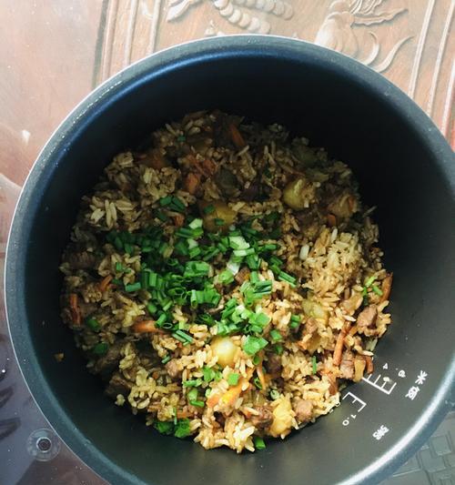 解决电饭煲焖完牛肉有味的方法（消除电饭煲焖牛肉异味）
