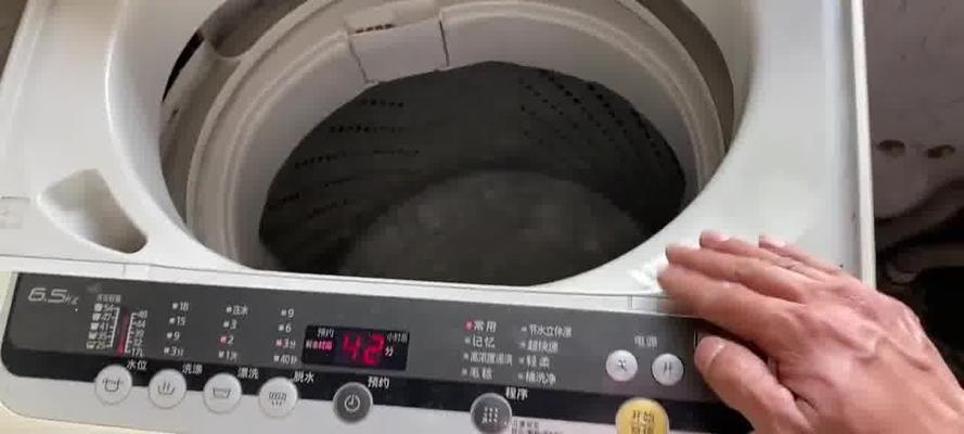 家用洗衣机嗡嗡响不脱水的修理方法（解决家用洗衣机不脱水嗡嗡响的有效技巧）