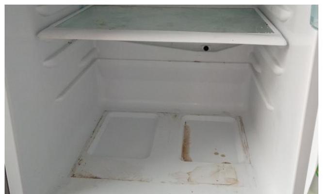 冰箱里的积水该如何处理（解决冰箱积水问题的简易方法及注意事项）