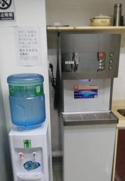 如何修复饮水机漏水问题（解决饮水机漏水的实用方法与技巧）