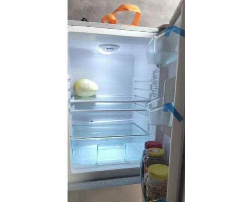 冰箱上方门开启而不制冷的原因及解决方法（为何冰箱上方门开启会影响制冷效果）