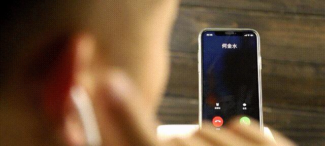AirPods接听电话时应该敲击哪个部位？