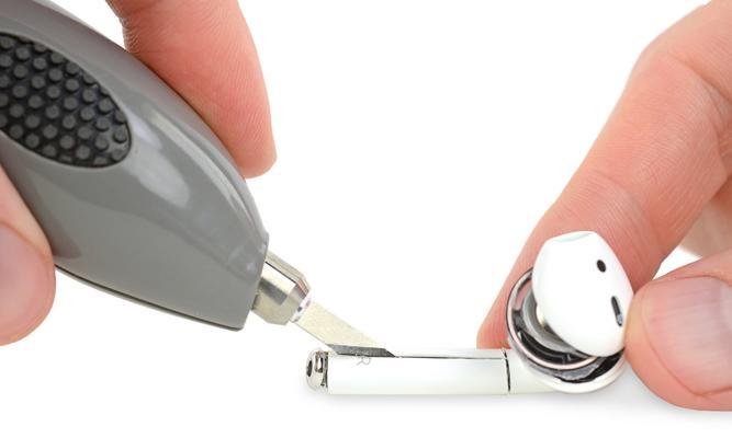 AirPods接听电话时应该敲击哪个部位？