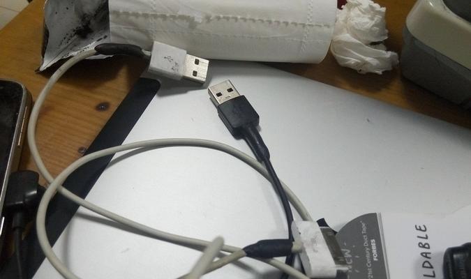 蓝牙耳机底部裂开是质量问题吗？裂开的图片大全在哪里查看？