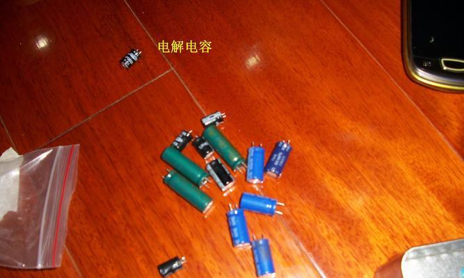 电脑电源发出低频声音的原因是什么？