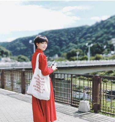 手机拍照时如何使用摄影师镜头模板？