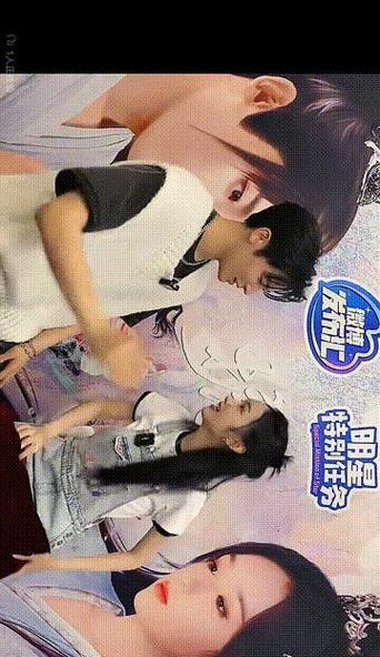手机拍照两个人怎么自拍？