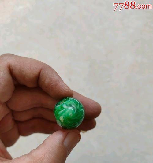 手机如何拍摄琉璃球的清晰照片？