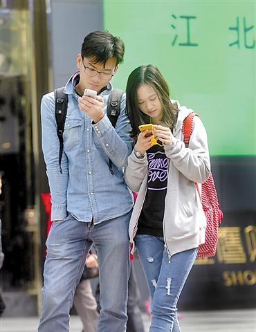 走路时如何正确使用手机拍照？