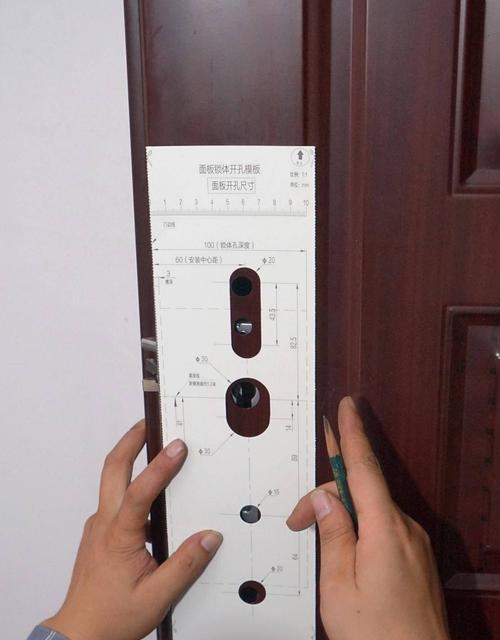 机顶盒的小孔通常在哪里？如何使用小孔进行视频操作？