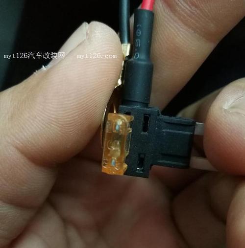 博越L点烟器充电器的标准电压是多少？