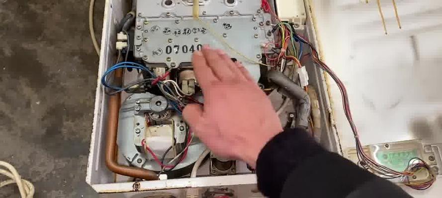 老式热水器灯一直闪烁什么原因？如何解决？