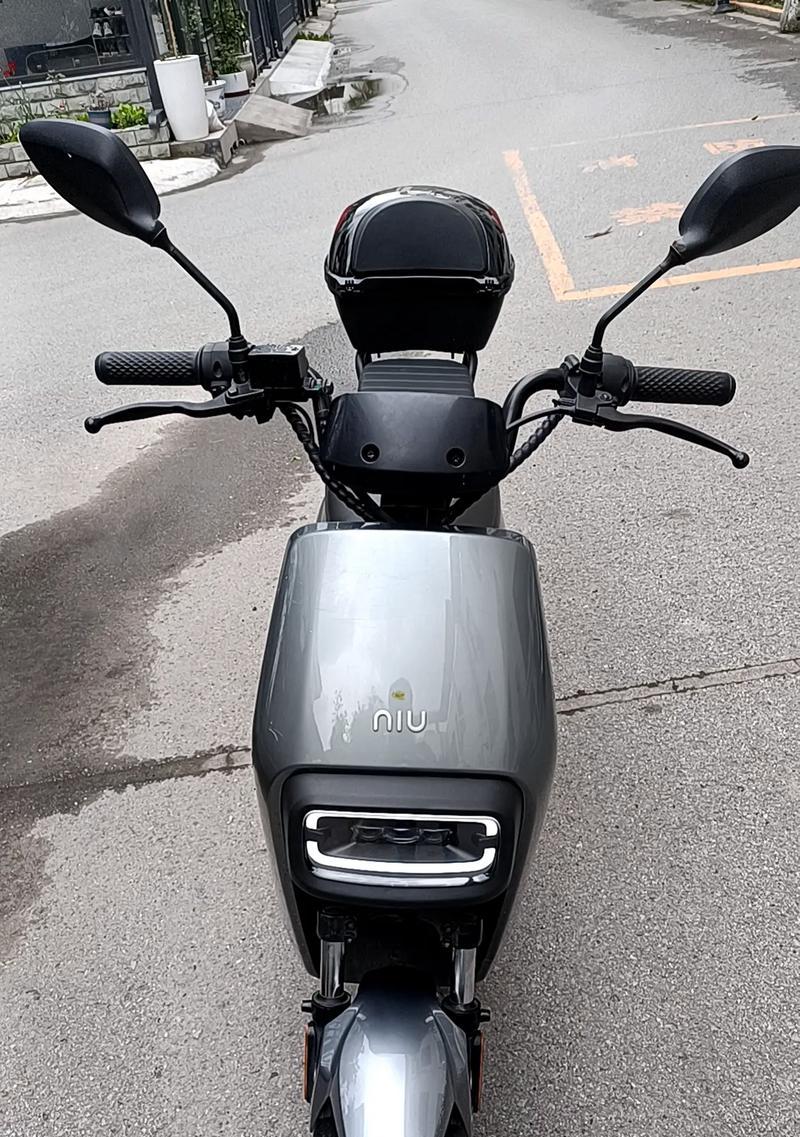 小牛电动车原装充电器的重量是多少？它有何特点？