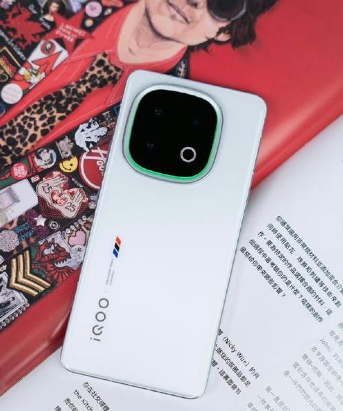 三大一小摄像头的手机叫什么？这种设计有何优势？