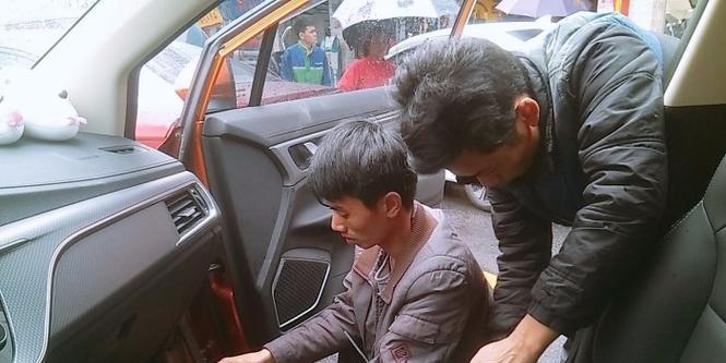 汽车坐底低音炮安装步骤是什么？