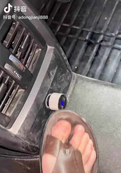 隐形车载充电器拔出困难怎么办？