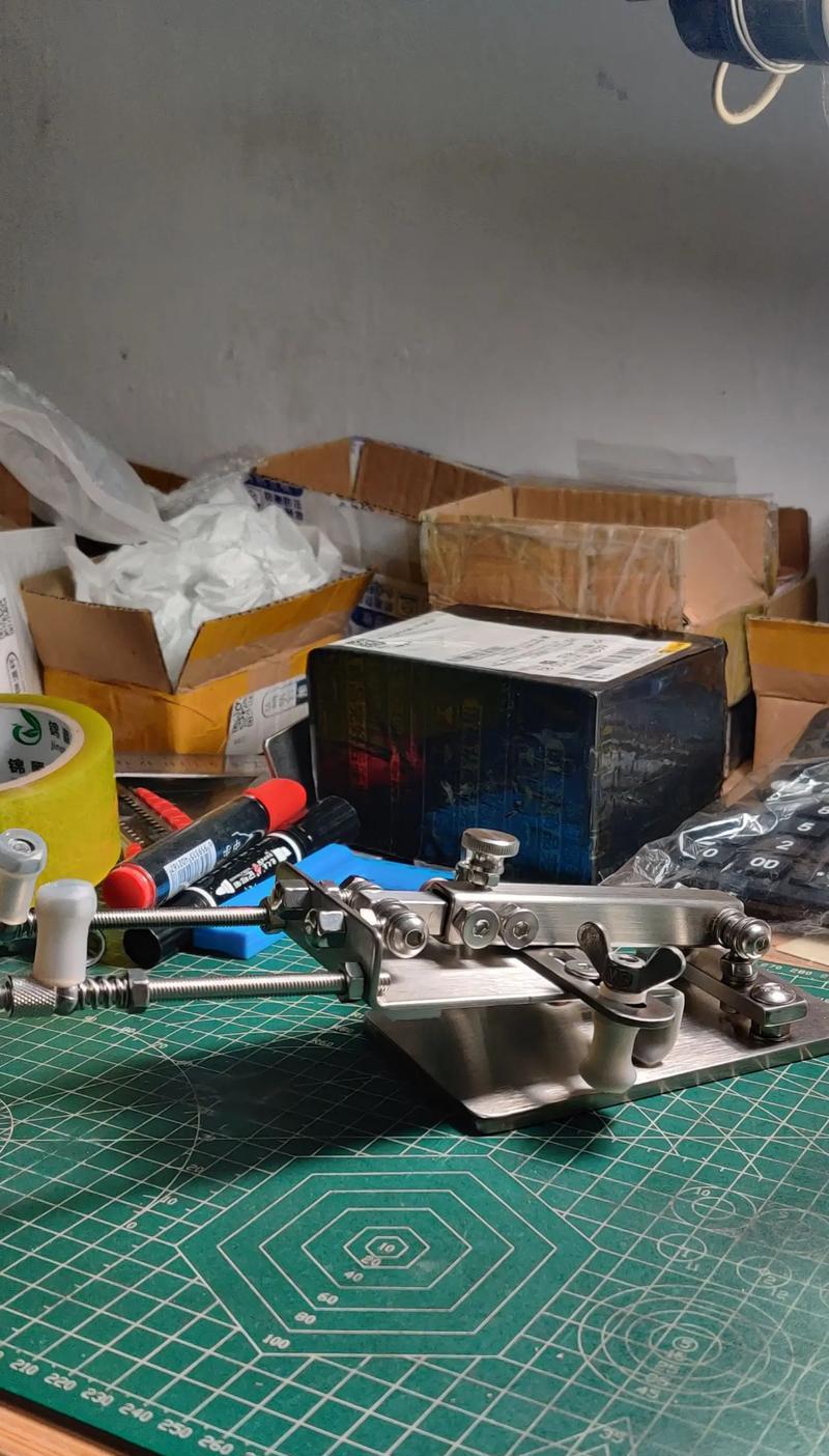 手机支架座镂空的制作方法是什么？